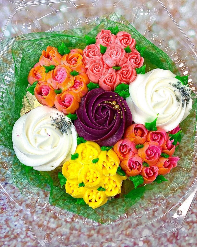 279633936_10159641836830306_5843120528582759771_n floral decorated cupcakes